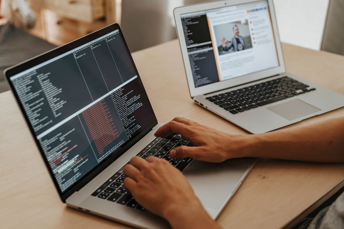 Разработчик исправляет ошибку на сайте